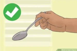 How to Wash a Spoon Without Splashing: Expert Tips for a Mess-Free Kitchen
